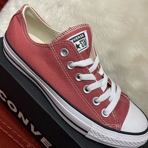 NEVER WORN, Classic Chuck Converse